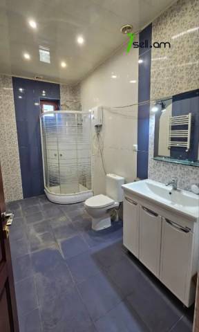 Երկու հարկանի քարե տուն Սիլիկյանի 5-րդ փողոցում Աջափնյակում, 3000 քմ, 2 սանհանգույց, մեծ հողամաս