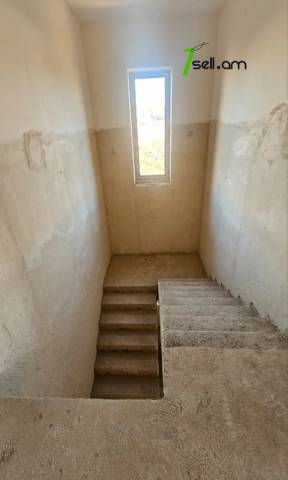 Երեք հարկանի քարե տուն Խաչատուր Աբովյանի 21-րդ փողոցում Առինջում, 1360 ք.մ., 3+ սանհանգույց