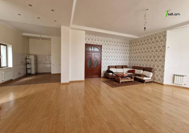 Երեք հարկանի քարե տուն, Նոյ թաղամաս Աջափնյակում, 600 ք.մ., 3+ սանհանգույց, եվրովերանորոգված