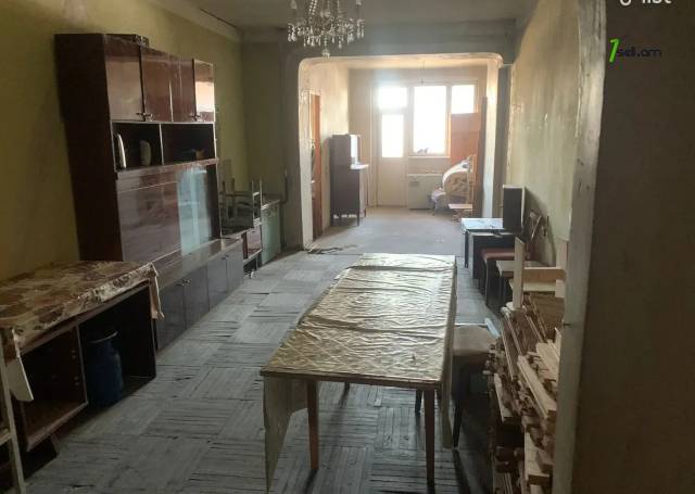 4 սենյականոց բնակարան Կարապետ Ուլնեցու փողոցում, 100 ք.մ., նախավերջին հարկ, քարե շենք