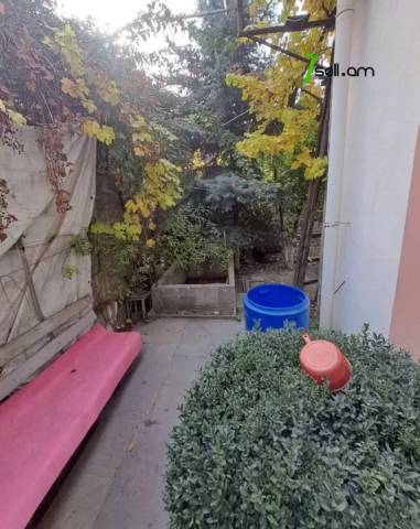 Երկու հարկանի քարե տուն Պարույր Սևակի փողոցում Քանաքեռ Զեյթունում, 320 ք.մ.