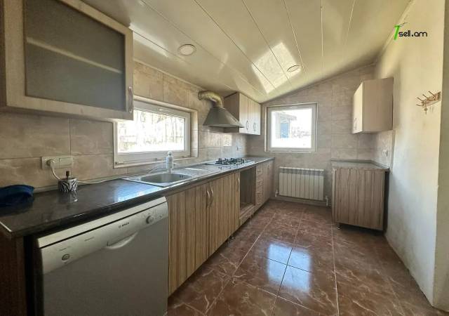 Երկու հարկանի քարե տուն 15-րդ փողոցում Շենգավիթում, 597 քմ, 2 սանհանգույց, կոսմետիկ վերանորոգում