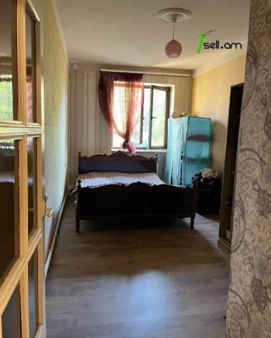 2 սենյականոց բնակարան Մուրացանի փողոցում, 54 ք.մ., 2/5 հարկ, կապիտալ վերանորոգված, քարե շենք