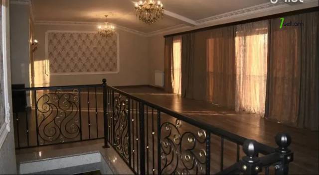 Երկու հարկանի քարե տուն Քաջազնունի փողոցում կենտրոնում, 450 ք.մ., 3+ սանհանգույց