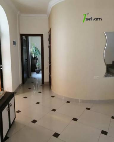 Երեք հարկանի քարե տուն, Ավան-Առինջ 2-րդ միկրոշրջան Ավանում, 1020 ք.մ., 3+ սանհանգույց