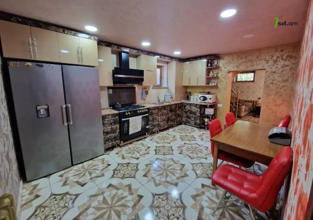 Երեք հարկանի քարե տուն Քանաքեռ Զեյթունում, 300 ք.մ., 3+ սանհանգույց, դիզայներական ոճով վերանորոգված