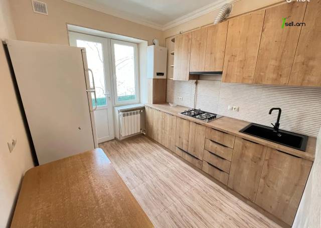 2 սենյականոց բնակարան Ազատության պողոտայում, 64 քմ, նախավերջին հարկ, եվրովերանորոգված, քարե շենք