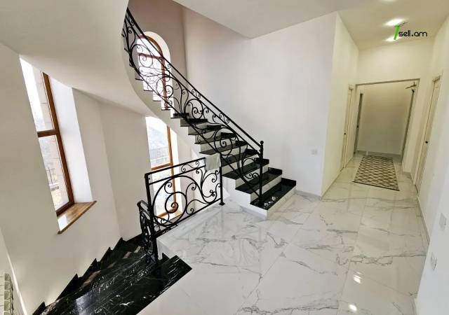 Երեք հարկանի քարե տուն Դավիթ Բեկի փողոցում Նոր Նորքում, 1003 քմ, 3+ սանհանգույց