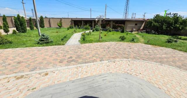 Երկու հարկանի քարե տուն Սիլիկյանի 5-րդ փողոցում Աջափնյակում, 3000 քմ, 2 սանհանգույց, մեծ հողամաս