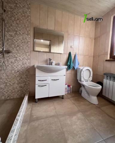 Մեկ հարկանի քարե տուն Ղափանցյան փողոցում Արաբկիրում, 500 ք.մ., եվրովերանորոգված