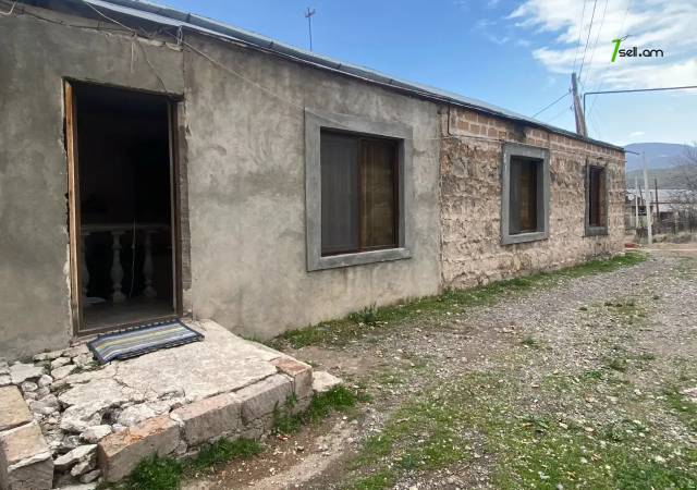 Մեկ հարկանի քարե տուն 1-ին փողոցում Գառնիում, 125 ք.մ., 2 սանհանգույց