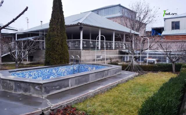 Երկու հարկանի քարե տուն, Օդանավակայանի 3-րդ թաղամաս Գյումրիում, 283 ք.մ., 3+ սանհանգույց