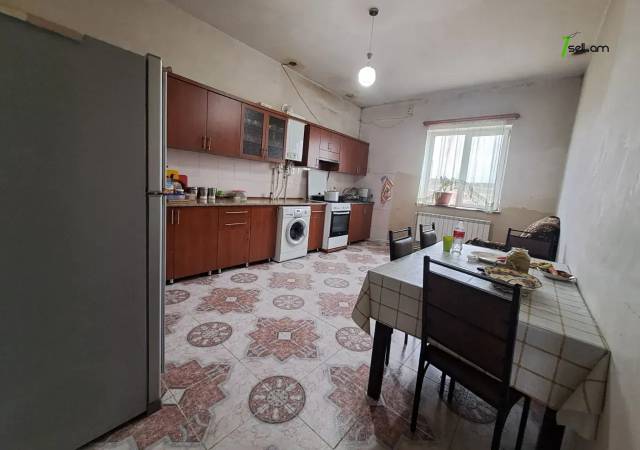 Մեկ հարկանի քարե տուն 5-րդ փողոցում Զովունիում, 350 ք.մ., մասնակի վերանորոգում