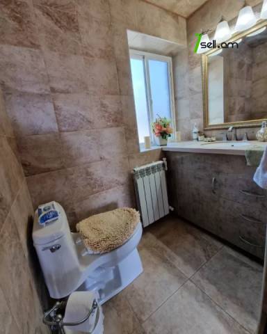 Երկու հարկանի քարե տուն, Գ-1 թաղամաս Աջափնյակում, 500 ք.մ., 3+ սանհանգույց, եվրովերանորոգված