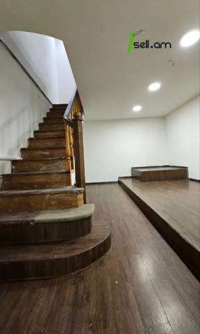 Երեք հարկանի քարե տուն Ազատության պողոտայում Արաբկիրում, 900 քմ, 3+ սանհանգույց