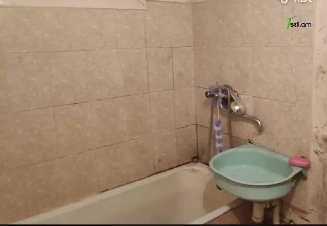 2 սենյականոց բնակարան Ֆուչիկի փողոցում, 38 ք.մ., նախավերջին հարկ, քարե շենք