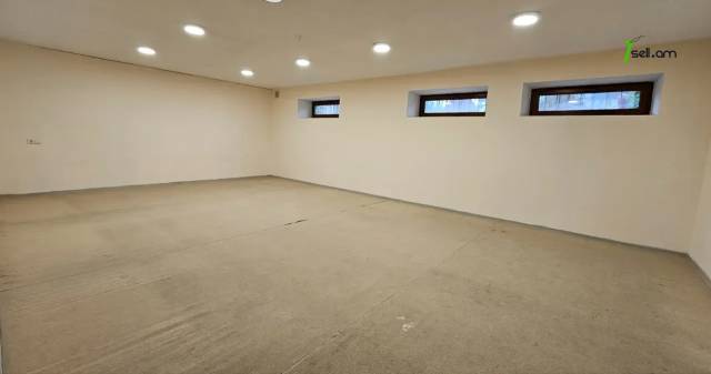 Երեք հարկանի քարե տուն Ազատության պողոտայում Արաբկիրում, 900 քմ, 3+ սանհանգույց