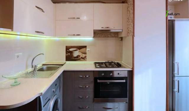 3 սենյականոց բնակարան Հանրապետության փողոցում, 83 ք.մ., 3/5 հարկ, եվրովերանորոգված, քարե շենք