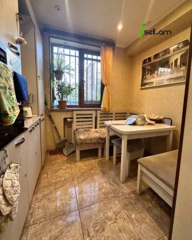 3 սենյականոց բնակարան Զաքյան փողոցում, 90 ք.մ., 1/5 հարկ, կապիտալ վերանորոգված, քարե շենք