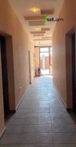 Երկու հարկանի քարե տուն Բագրևանդի փողոցում Նոր Նորքում, 250 ք.մ., 2 սանհանգույց, եվրովերանորոգված