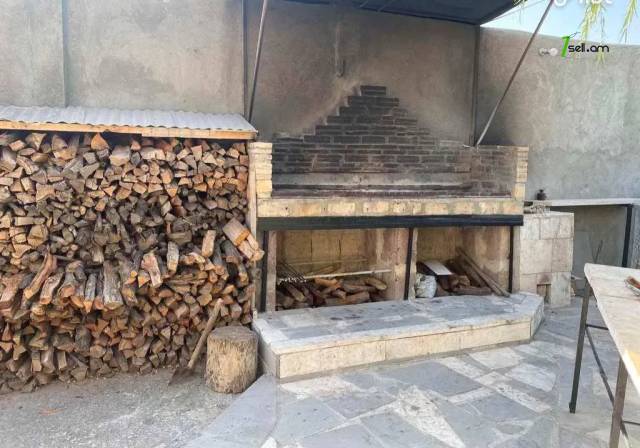 Երեք հարկանի քարե տուն Սերո Խանզադյան փողոցում Նորք Մարաշում, 370 ք.մ., 3+ սանհանգույց, մեծ հողամաս