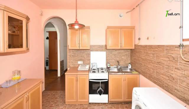 1 սենյականոց բնակարան Գյուլբենկյան փողոցում, 43 քմ, մի քանի պատշգամբ, եվրովերանորոգված, քարե շենք