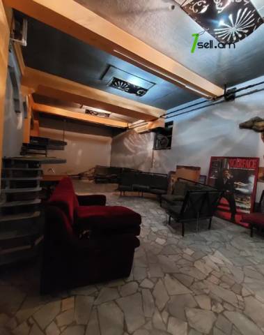 Բազմաֆունկցիոնալ գույք Արցախի պողոտայում կենտրոնում, 400 ք.մ.