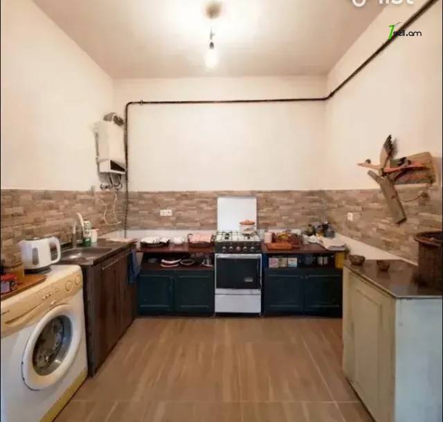 Երկու հարկանի քարե տուն Սարի Թաղ 3-րդ փողոցում Էրեբունիում, 131 քմ, 2 սանհանգույց