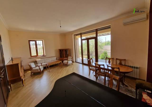 Երկու հարկանի քարե տուն Նուբարաշենի 4-րդ փողոցում Նուբարաշենում, 800 ք.մ., 3+ սանհանգույց