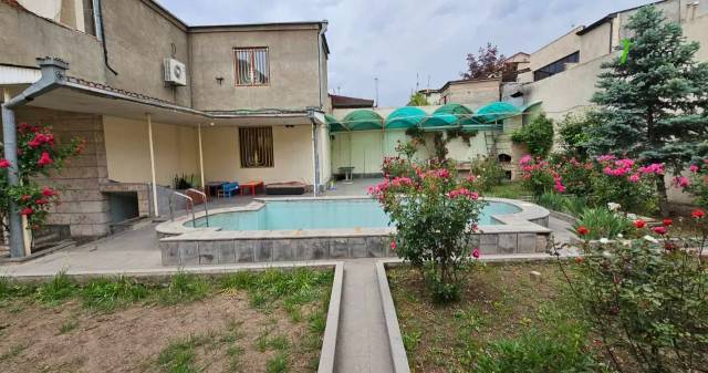 Երեք հարկանի քարե տուն Ազատության պողոտայում Արաբկիրում, 900 քմ, 3+ սանհանգույց