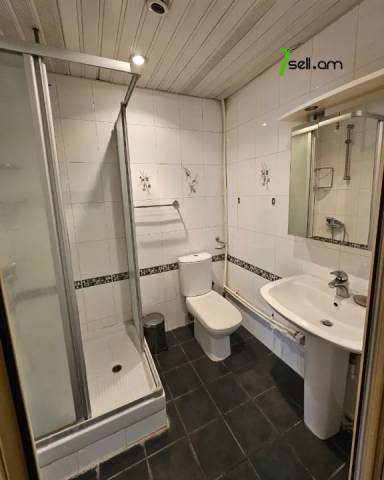 Երկու հարկանի քարե տուն Չարենցի փողոցում կենտրոնում, 740 ք.մ., 3+ սանհանգույց, կապիտալ վերանորոգված