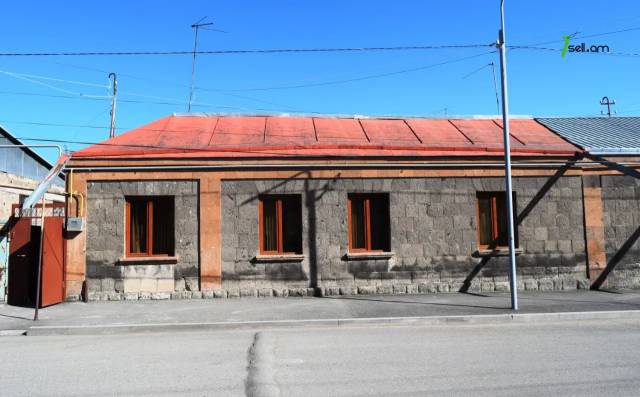 Մեկ հարկանի քարե տուն Տոլստոյի փողոցում Գյումրիում, 100 ք.մ., եվրովերանորոգված