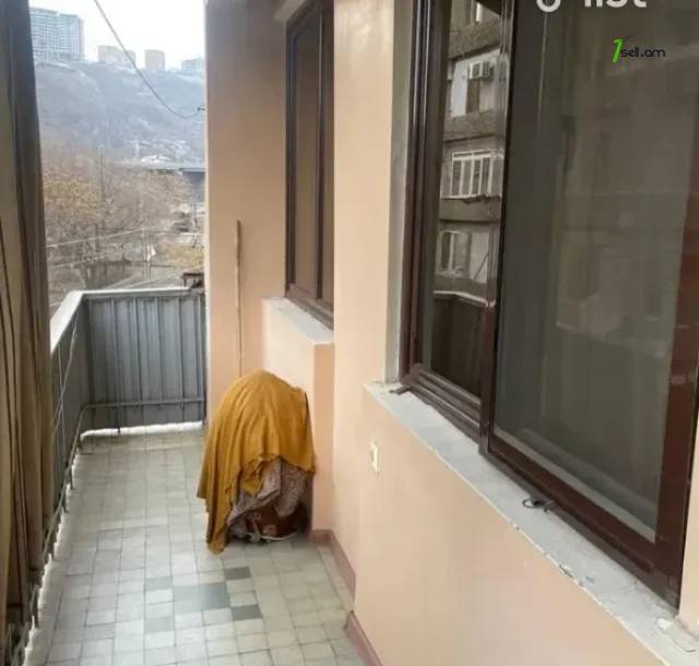 3 սենյականոց բնակարան Մխիթար Հերացու փողոցում, 91 ք.մ., 3/6 հարկ, մի քանի պատշգամբ, քարե շենք