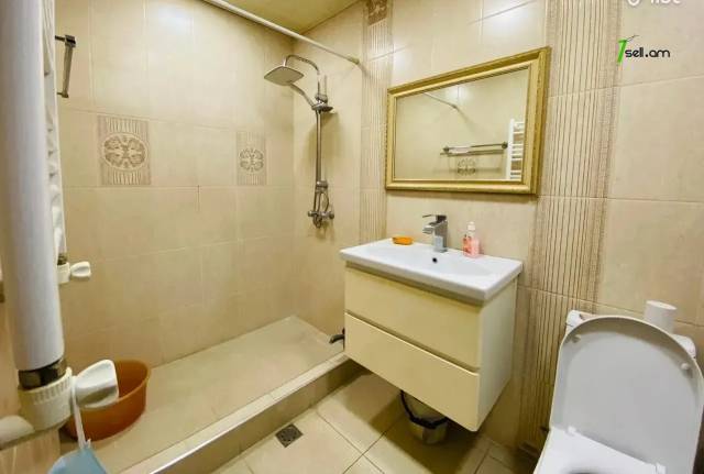 3 սենյականոց բնակարան, Աթոյան փողոցի նրբանցք, 82 քմ, 2/5 հարկ, կապիտալ վերանորոգված, քարե շենք