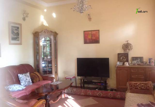 Երկու հարկանի քարե տուն Վարշավյան փողոցում Քանաքեռ Զեյթունում, 800 ք.մ., կապիտալ վերանորոգված