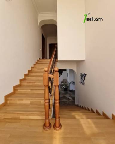 Երկու հարկանի քարե տուն Նոր Նորքում, 1000 ք.մ., 3+ սանհանգույց, կապիտալ վերանորոգված