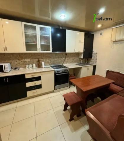 Մեկ հարկանի քարե տուն Ադանայի փողոցում կենտրոնում, 80 քմ, եվրովերանորոգված