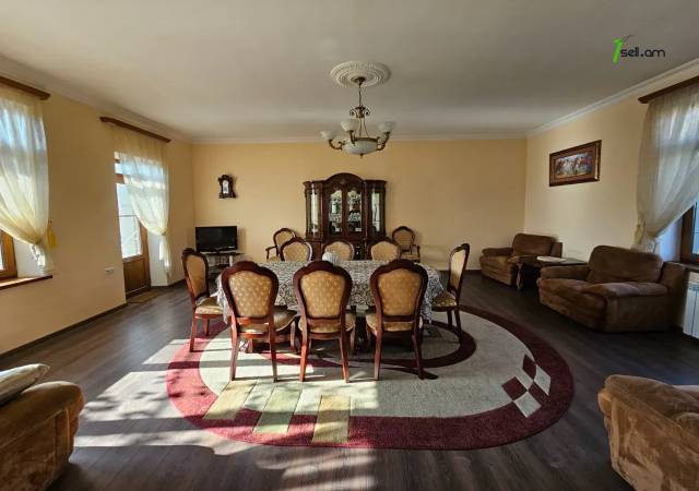 Երեք հարկանի քարե տուն Դավիթ Բեկի փողոցում Նոր Նորքում, 895 ք.մ., 3+ սանհանգույց