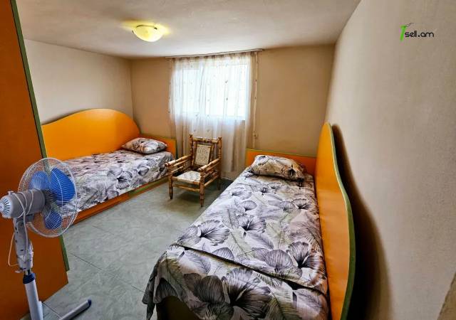 4 սենյականոց բնակարան Երվանդ Քոչարի փողոցում, 100 ք.մ., 2 սանհանգույց, նախավերջին հարկ