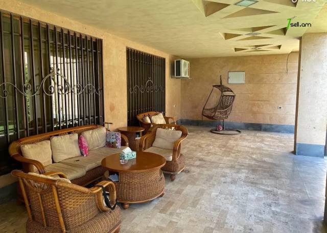 Երեք հարկանի տուն Արաբկիր 51-րդ փողոցում Արաբկիրում, 580 ք.մ., 3+ սանհանգույց