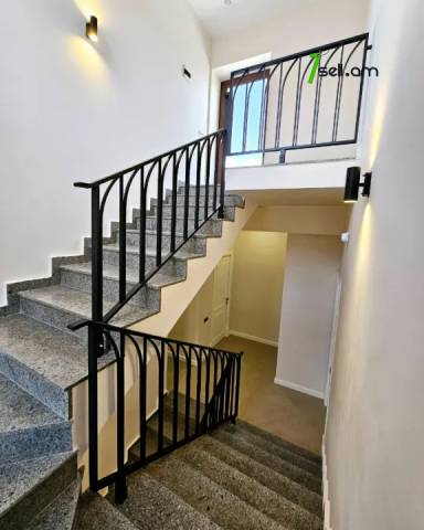 Երեք հարկանի քարե տուն, Դուրյան թաղամաս Ավանում, 800 ք.մ., 3+ սանհանգույց