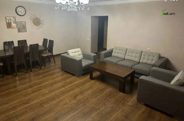 4 սենյականոց բնակարան Թոթովենցի փողոցում, 78 ք.մ., 3/5 հարկ, կապիտալ վերանորոգված, քարե շենք