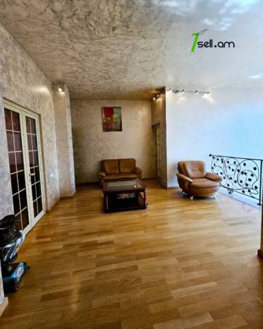 Երկու հարկանի քարե տուն Չարենցի փողոցում կենտրոնում, 740 ք.մ., 3+ սանհանգույց, կապիտալ վերանորոգված