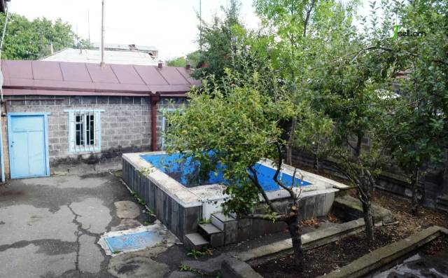 Երկու հարկանի քարե տուն Հակոբ Պարոնյանի փողոցում Գյումրիում, 272 ք.մ., 2 սանհանգույց