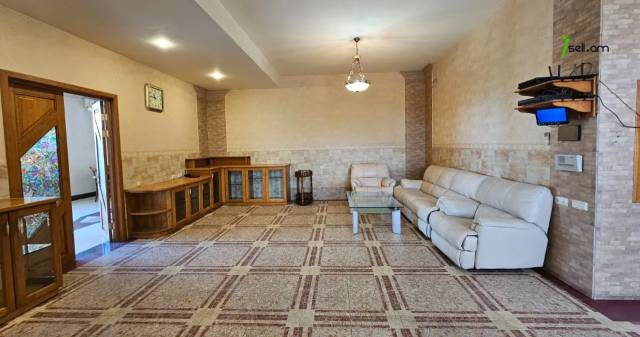 Չորս հարկանի քարե տուն Գարեգին Հովսեփյանի փողոցում Նորք Մարաշում, 2265 քմ, 3+ սանհանգույց