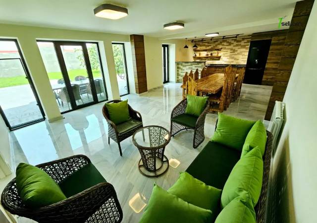 Երեք հարկանի քարե տուն, Նորք-Մարաշ վարչական շրջան Նորք Մարաշում, 660 ք.մ., 3+ սանհանգույց