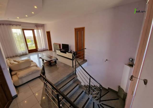 Երկու հարկանի քարե տուն Լուկաշինի փողոցում Աջափնյակում, 300 ք.մ., 3+ սանհանգույց, եվրովերանորոգված