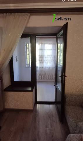 3 սենյականոց բնակարան Աբովյան փողոցում, 87 ք.մ., 3/5 հարկ, կապիտալ վերանորոգված, քարե շենք