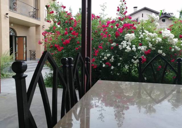 Երեք հարկանի քարե տուն, Ավան-Առինջ 2-րդ միկրոշրջան Ավանում, 1020 ք.մ., 3+ սանհանգույց