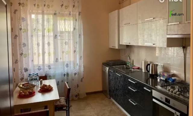 Երկու հարկանի տուն Պարույր Սևակ թաղ 2-րդ փողոցում Առինջում, 180 ք.մ., 3+ սանհանգույց